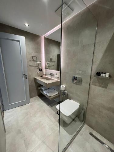 Deluxe Triple Room with Balcony Sea View image 4