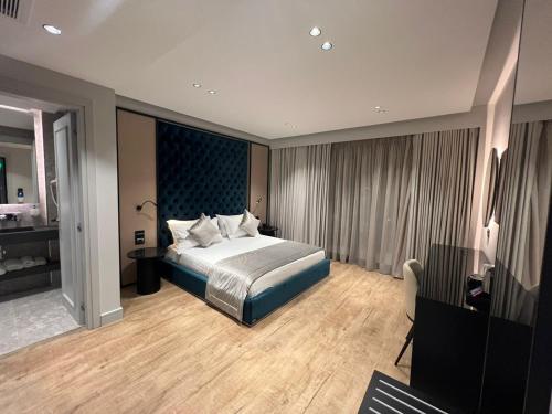 Deluxe Triple Room with Balcony image 5