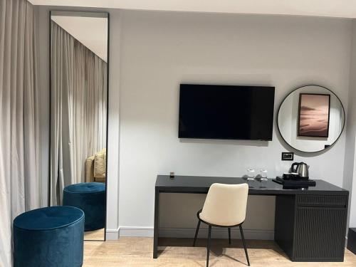 Deluxe Triple Room with Balcony image 4