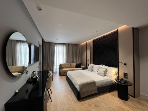 Deluxe Triple Room with Balcony image 3