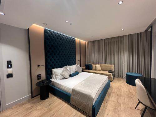 Deluxe Triple Room with Balcony image 2