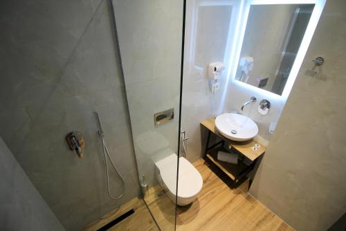 Double Room with Balcony and Sea View image 3