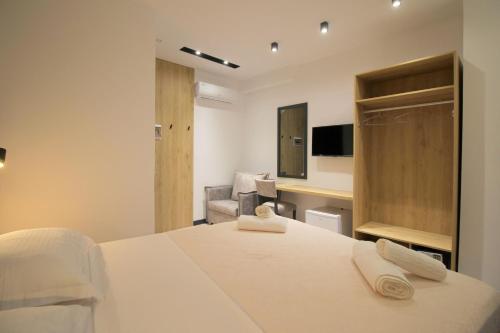 Triple Room with City View image 5