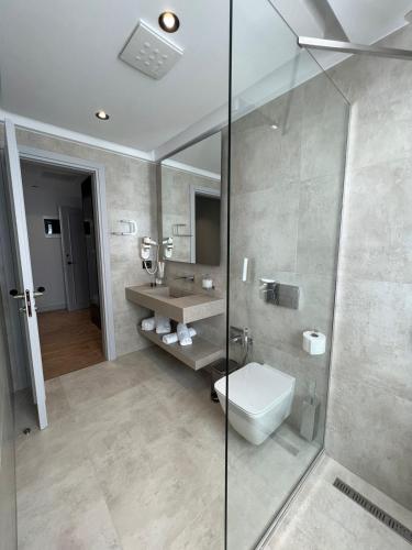 Deluxe Double Room with Balcony and Sea View image 5