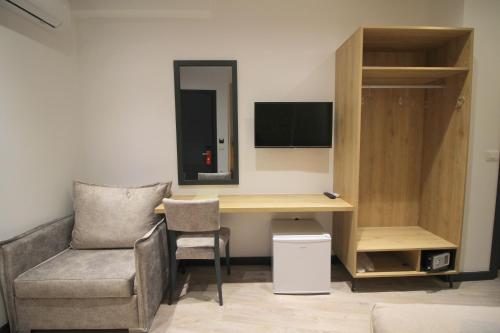 Triple Room with City View image 3