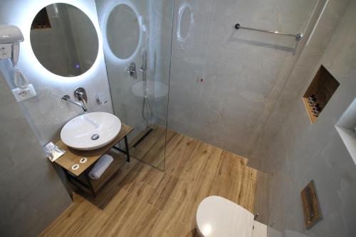 Triple Room with City View image 6