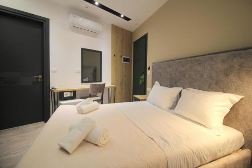 Double Room with Balcony and Sea View image 2