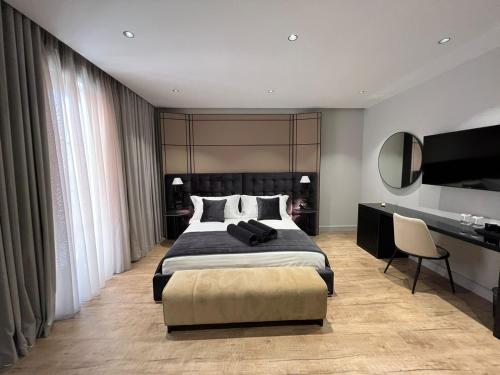 Deluxe Double Room with Balcony image 10