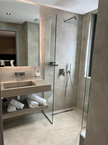 Deluxe Double Room with Balcony image 7