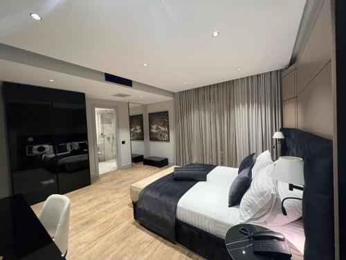 Deluxe Double Room with Balcony image 8