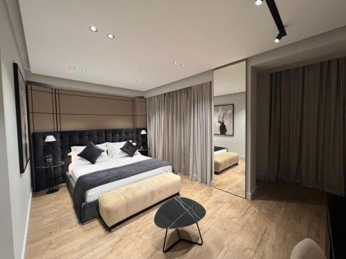 Deluxe Double Room with Balcony image 2