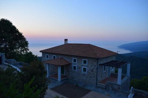 Villa Sklithro in the heart of the forest with magnificent view of the sea just 10 minutes from it