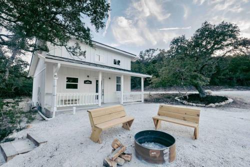 Hummingbird Haus - Hill country views on 20 acres with firepit