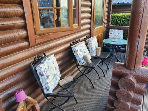 Cosy Countryside Log Cabin