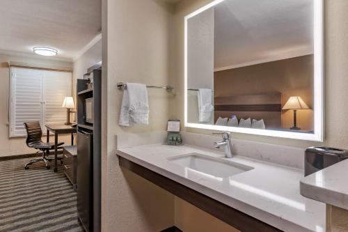 Best Western Silicon Valley Inn - image 12