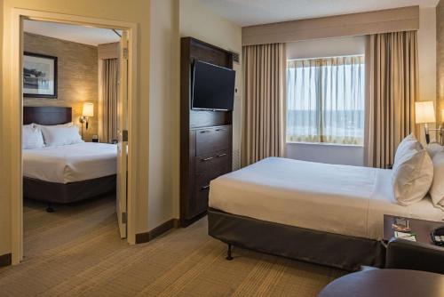 2 queen beds