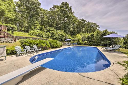 Cozy Studio Indoor Hot Tub and Inground Pool Access in Uncasville, USA