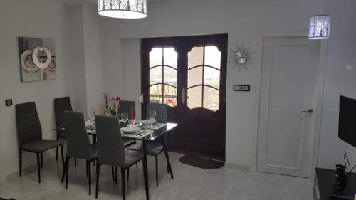 設施, The Triplets in 阿格雷斯