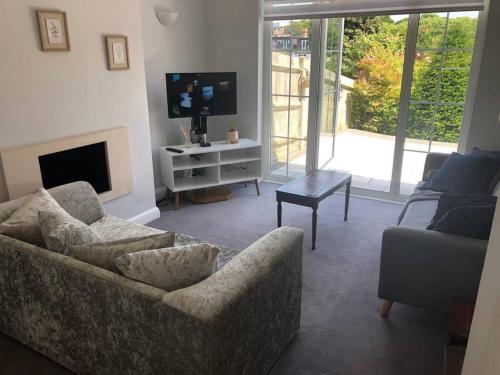 Cheerful 4 bedroom home with lovely garden