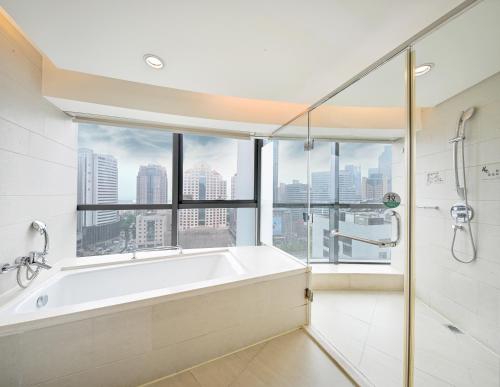 375261935 Holiday Inn Qingdao City Center by IHG - May 4th Square