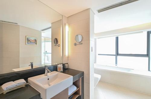 375262051 Holiday Inn Qingdao City Center by IHG - May 4th Square