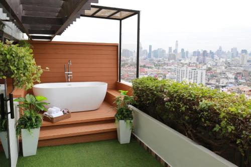 room detail thumbnail 2