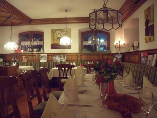 Landhotel Weißes Rössle - Restaurantbetrieb von Donnerstag bis Sonntag (Landhotel Weißes Rossle - Restaurantbetrieb von Donnerstag bis Sonntag) in 迪特曼斯里德