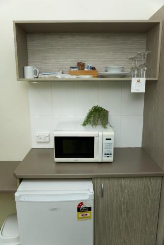 Kitchen, Ashwood Motel in Gosford