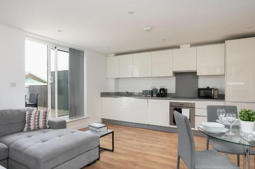 Skyvillion - 4 Bed Luxury Apartment with Balcony & Parking 3