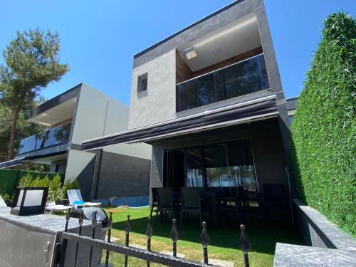 Özel havuzlu lüks villa - Camiatik