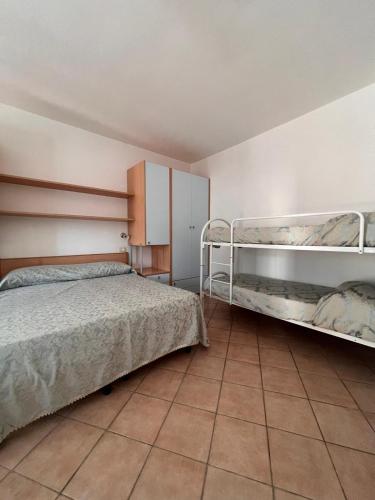 1 queen bed, 1 bunk bed