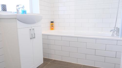 New Contractor House & M1 Access & LLA & Dunstable by Comfy Workers - main image