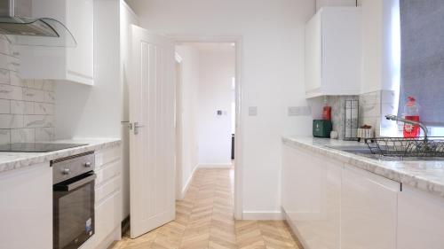 New Contractor House & M1 Access & LLA & Dunstable by Comfy Workers - image 10