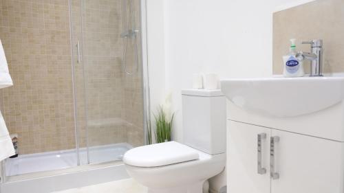 New Contractor House & M1 Access & LLA & Dunstable by Comfy Workers - image 7