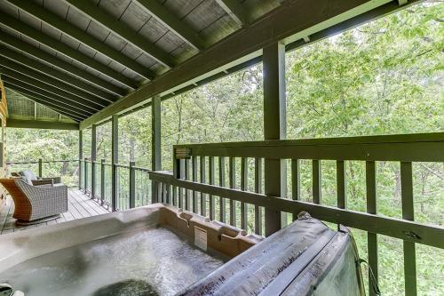 Skys the Limit Treehouse Near Helen, Georgia in Cornelia, USA