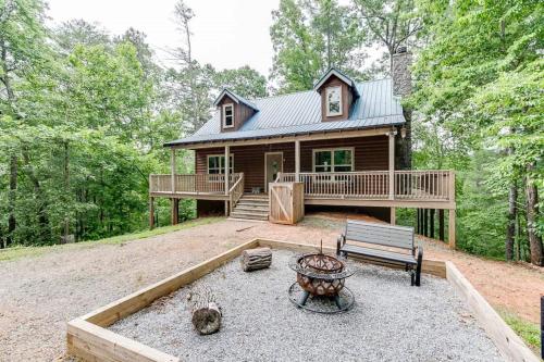 Listen to Chattahoochee RiverSleeps 8Near Helen in Sautee Nacoochee, USA