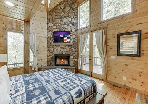 Cabin Near Helen, GA w Jacuzzi & Hot Tub