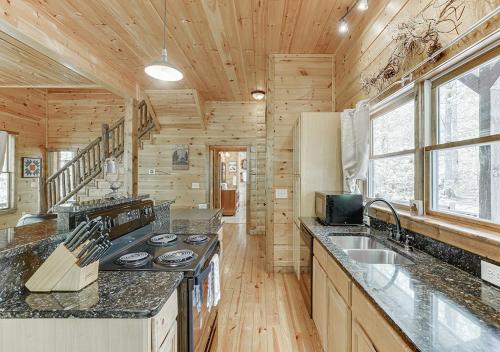 Cabin Near Helen, GA w Jacuzzi & Hot Tub