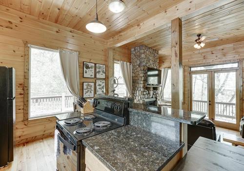 Cabin Near Helen, GA w Jacuzzi & Hot Tub