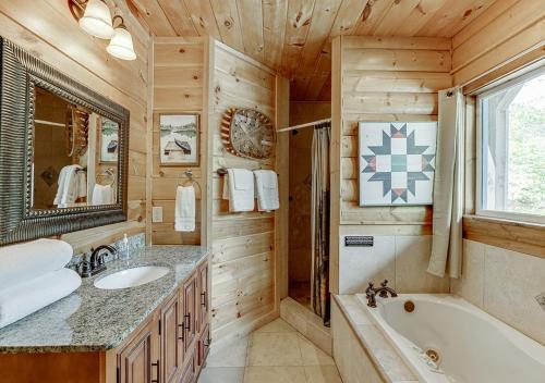 Cabin Near Helen, GA w Jacuzzi & Hot Tub