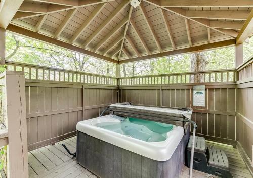 Cabin Near Helen, GA w Jacuzzi & Hot Tub