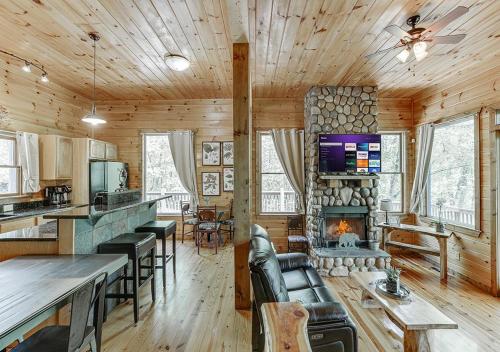 Cabin Near Helen, GA w Jacuzzi & Hot Tub