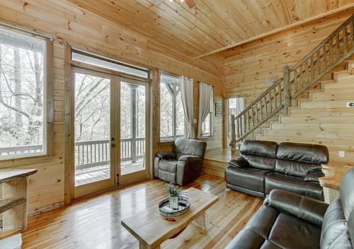 Cabin Near Helen, GA w Jacuzzi & Hot Tub