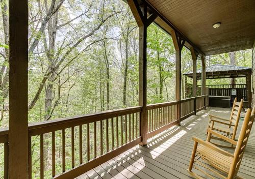 Cabin Near Helen, GA w Jacuzzi & Hot Tub