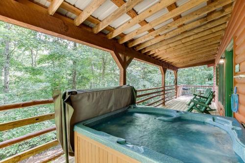 Cabin with Jacuzzi & Hydrotherapy SpaNear Helen Cabin with Jacuzzi & Hydrotherapy SpaNear Helen
