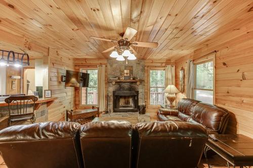 Cabin with Jacuzzi & Hydrotherapy SpaNear Helen Cabin with Jacuzzi & Hydrotherapy SpaNear Helen