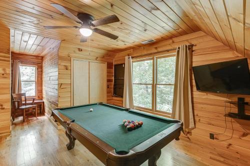 Cabin with Jacuzzi & Hydrotherapy SpaNear Helen Cabin with Jacuzzi & Hydrotherapy SpaNear Helen