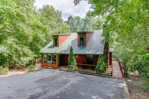 Cabin with Jacuzzi & Hydrotherapy SpaNear Helen Cabin with Jacuzzi & Hydrotherapy SpaNear Helen