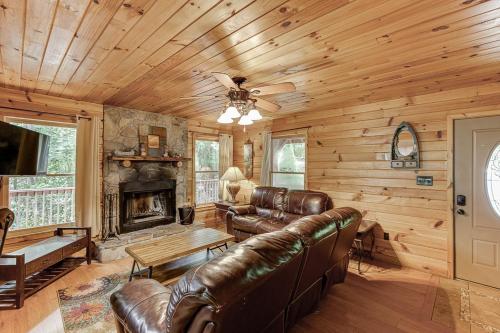 Cabin with Jacuzzi & Hydrotherapy SpaNear Helen Cabin with Jacuzzi & Hydrotherapy SpaNear Helen