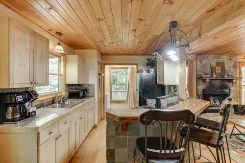 Cabin with Jacuzzi & Hydrotherapy SpaNear Helen Cabin with Jacuzzi & Hydrotherapy SpaNear Helen